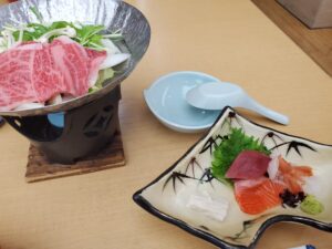 那須高原牛の鍋と新鮮な刺身盛り合わせ