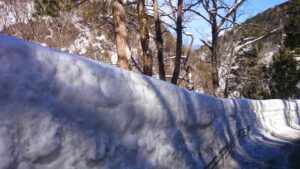 雪の壁に囲まれた山道