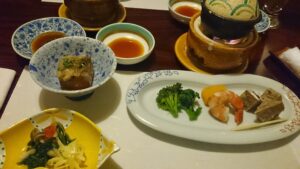 夕食の前菜盛り合わせ