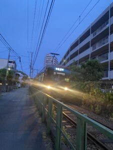 ミンナミ食堂近くを走る江ノ電