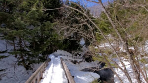 春の乗鞍高原で雪が残る善五郎の滝への橋