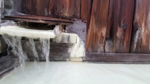 乗鞍高原の乳白色の温泉が流れる湯口