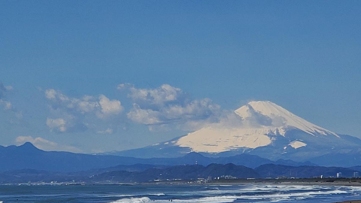 湘南の海岸から見える雪化粧の富士山