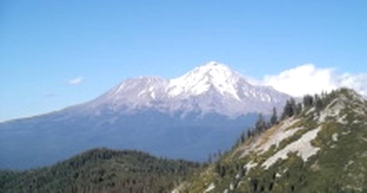 シャスタ山を遠景に望む明るい風景