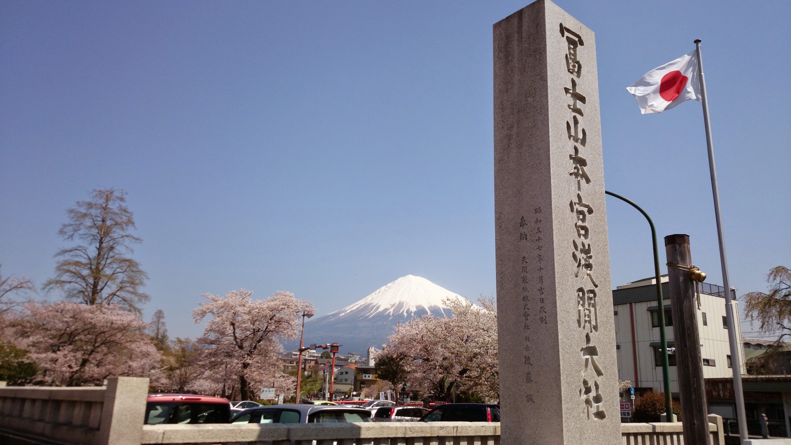 富士山と満開の桜が迎える富士山本宮浅間大社の春の絶景